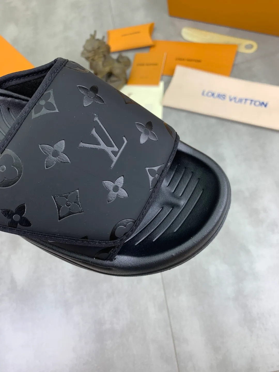 Men's shoes 💰P320💰【New style】🆘 Original quality 【LOUIS VUITTON】The popular Louis Vuitton LV men's slippers on the official website are on sale simultaneously! Original fabric imported from Italy. Original bottom provided by the original factory. Number of yards: 38-44 (customized to 45). Multiple colors to choose from. Fully packaged drawer box.